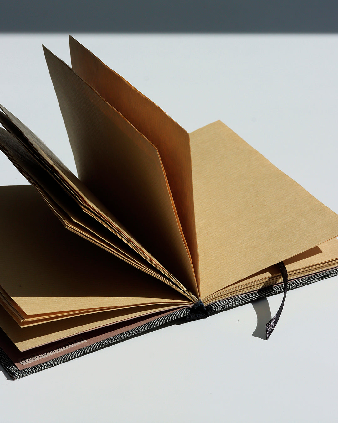 Quaderno A6 dorso quadrato (retto) stile bodoniano kraft avana nero linee geometriche