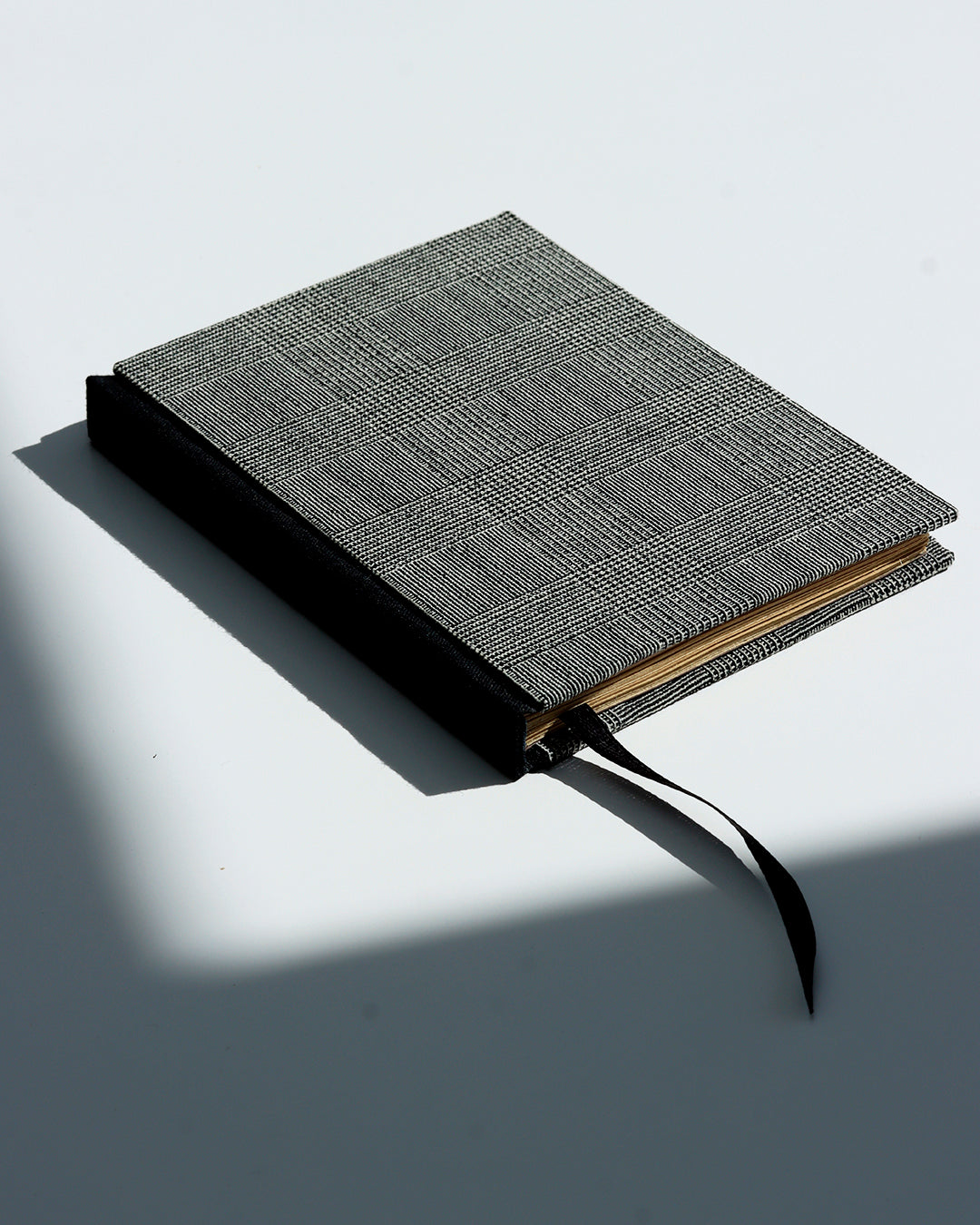 Quaderno A6 dorso quadrato (retto) stile bodoniano kraft avana nero linee geometriche
