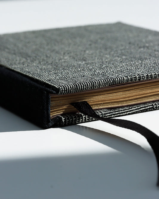 Quaderno A6 dorso quadrato (retto) stile bodoniano kraft avana nero linee geometriche