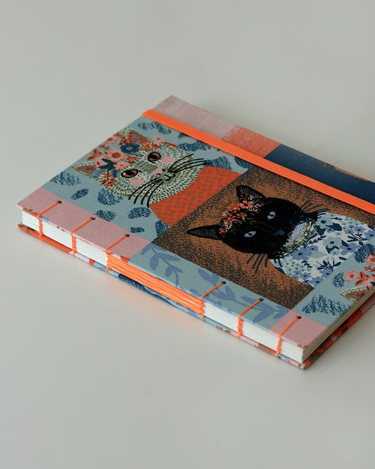 Quaderno A5 rilegatura mix copta-francese ritratti di gatti (elastico e busta)