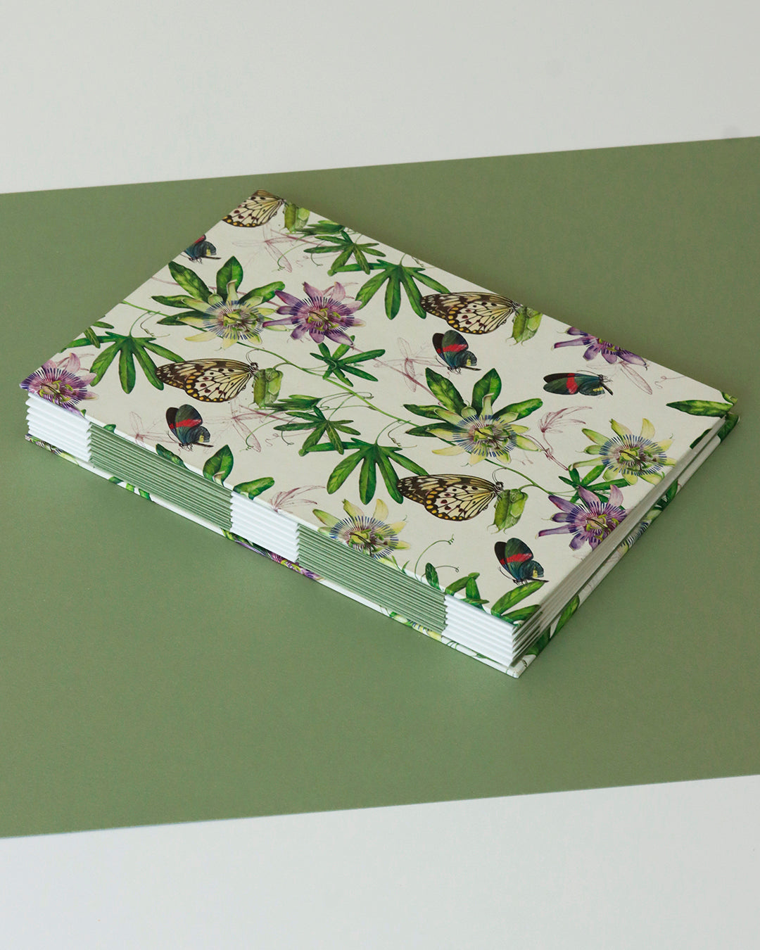 Quaderno A5 botanico Acquarello e Collage Passiflora e farfalle