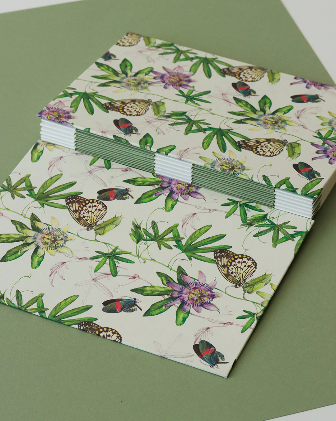 Quaderno A5 botanico Acquarello e Collage Passiflora e farfalle