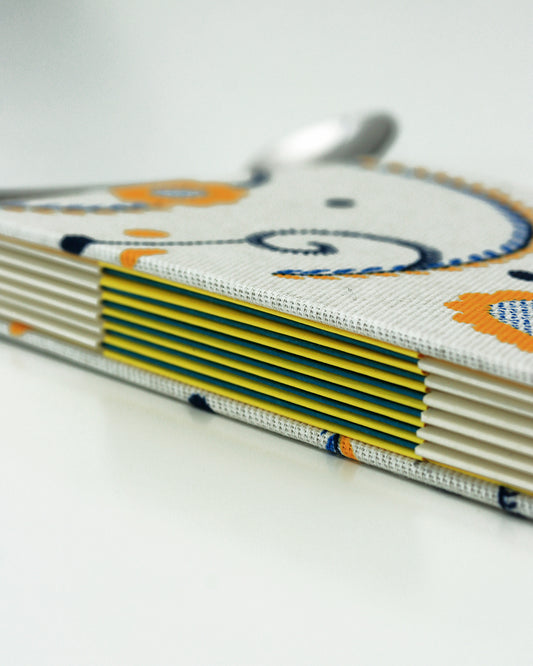 Ricettario formato A6, carta agrumi, cuore di Viana giallo