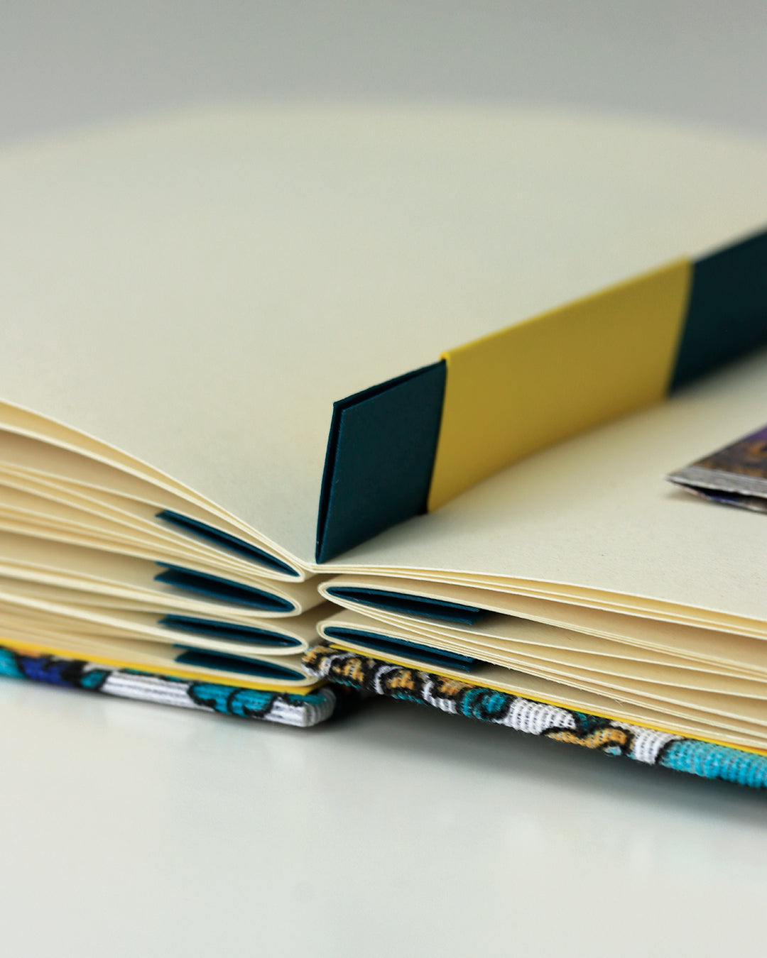Ricettario formato A5, carta agrumi, maioliche giallo, azzurro e blu