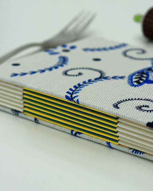 Ricettario formato A6, carta agrumi, cuore di Viana blu