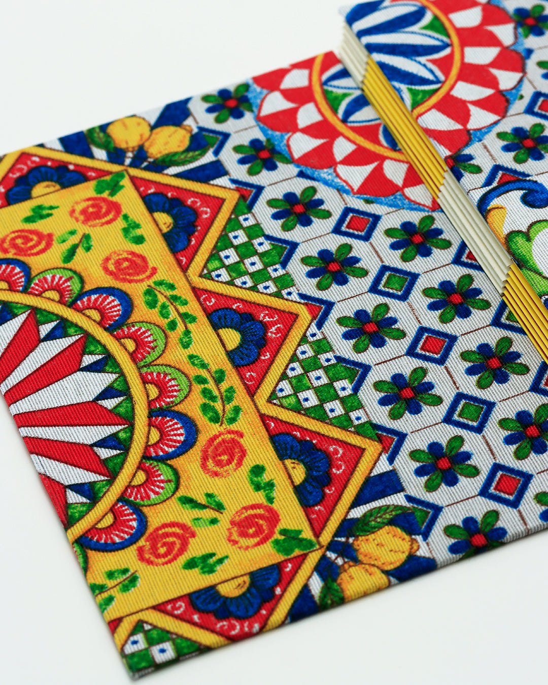 Ricettario formato A5 agrumi, sole e limoni su maioliche blu, verde, giallo e rosso