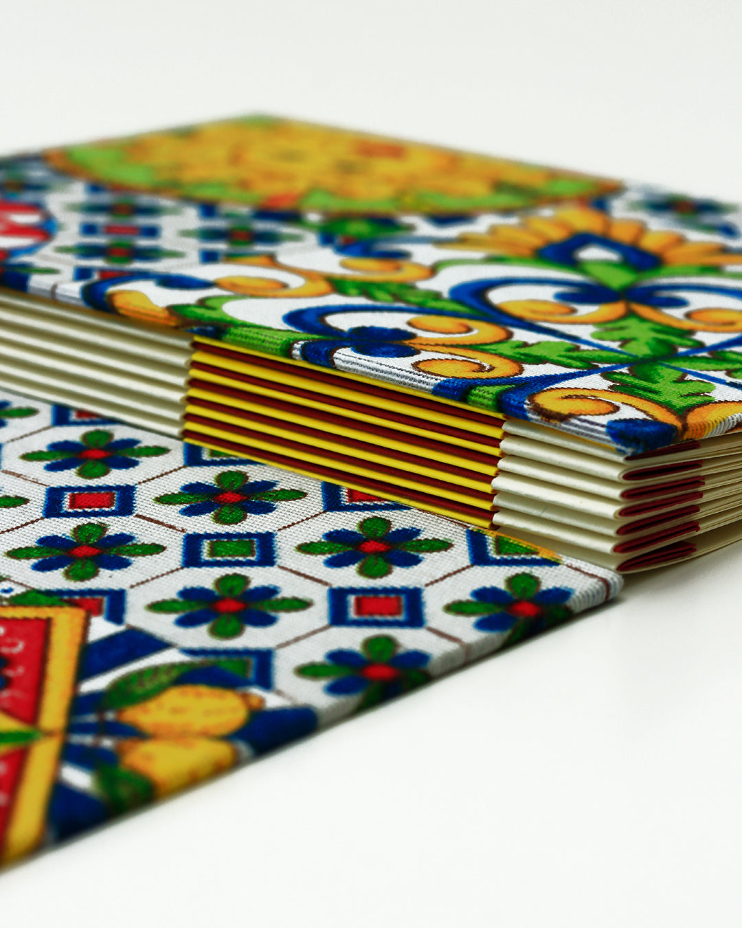 Ricettario formato A5 agrumi, sole e limoni su maioliche blu, verde, giallo e rosso