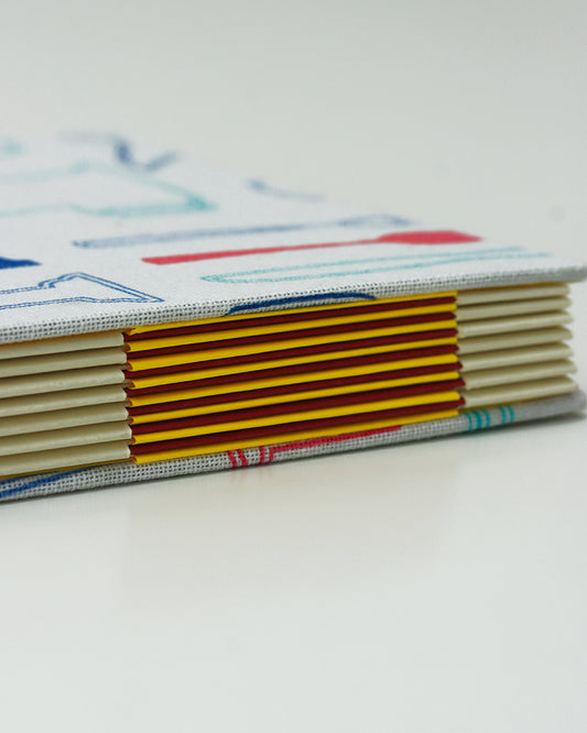 Ricettario formato A5, carta agrumi, stoviglie tratteggiate in blu su bianco