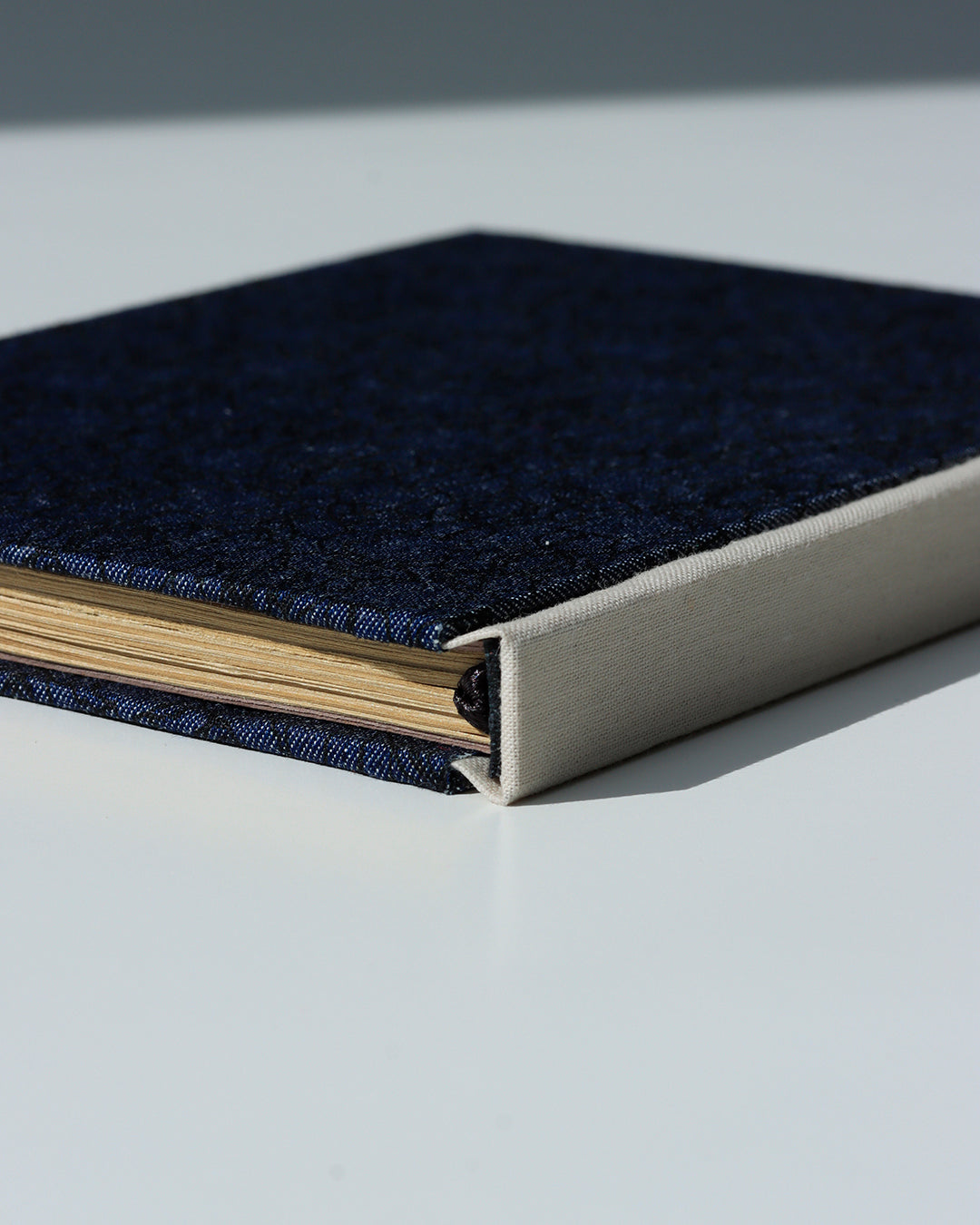 Quaderno A6 dorso quadrato (retto) stile bodoniano kraft avana jeans floreale nero