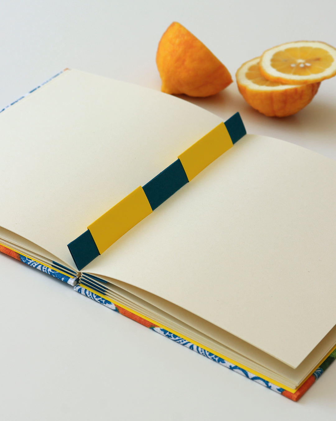Ricettario formato A5, carta agrumi, maioliche giallo, azzurro e blu
