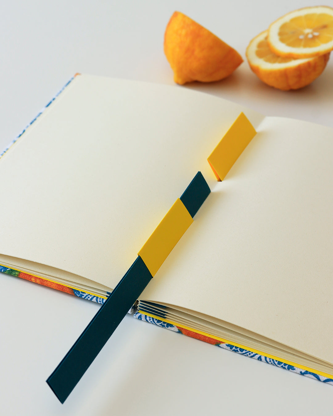 Ricettario formato A5, carta agrumi, maioliche giallo, azzurro e blu