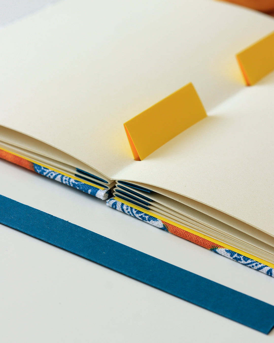 Ricettario formato A5, carta agrumi, maioliche giallo, azzurro e blu