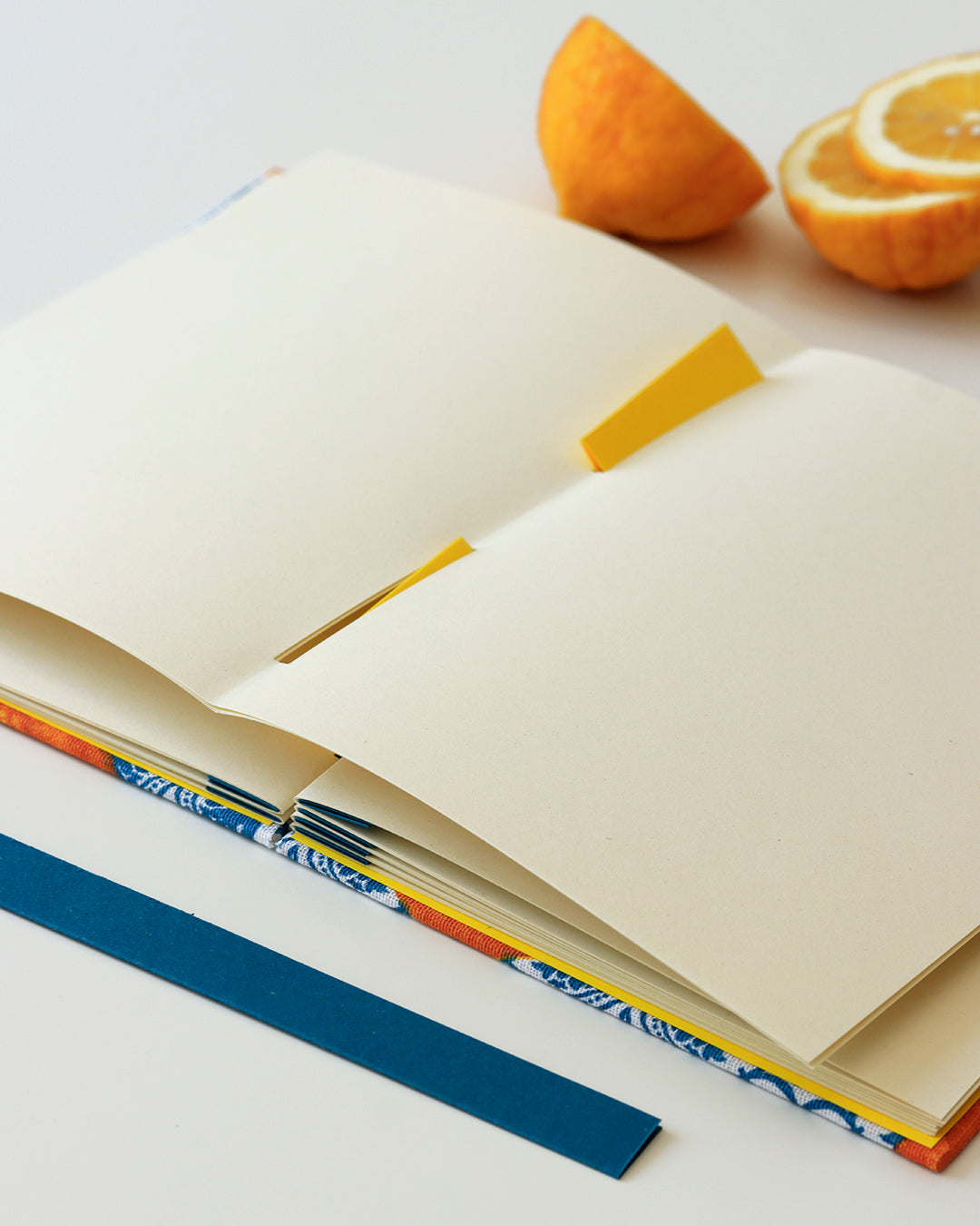 Ricettario formato A5, carta agrumi, maioliche giallo, azzurro e blu