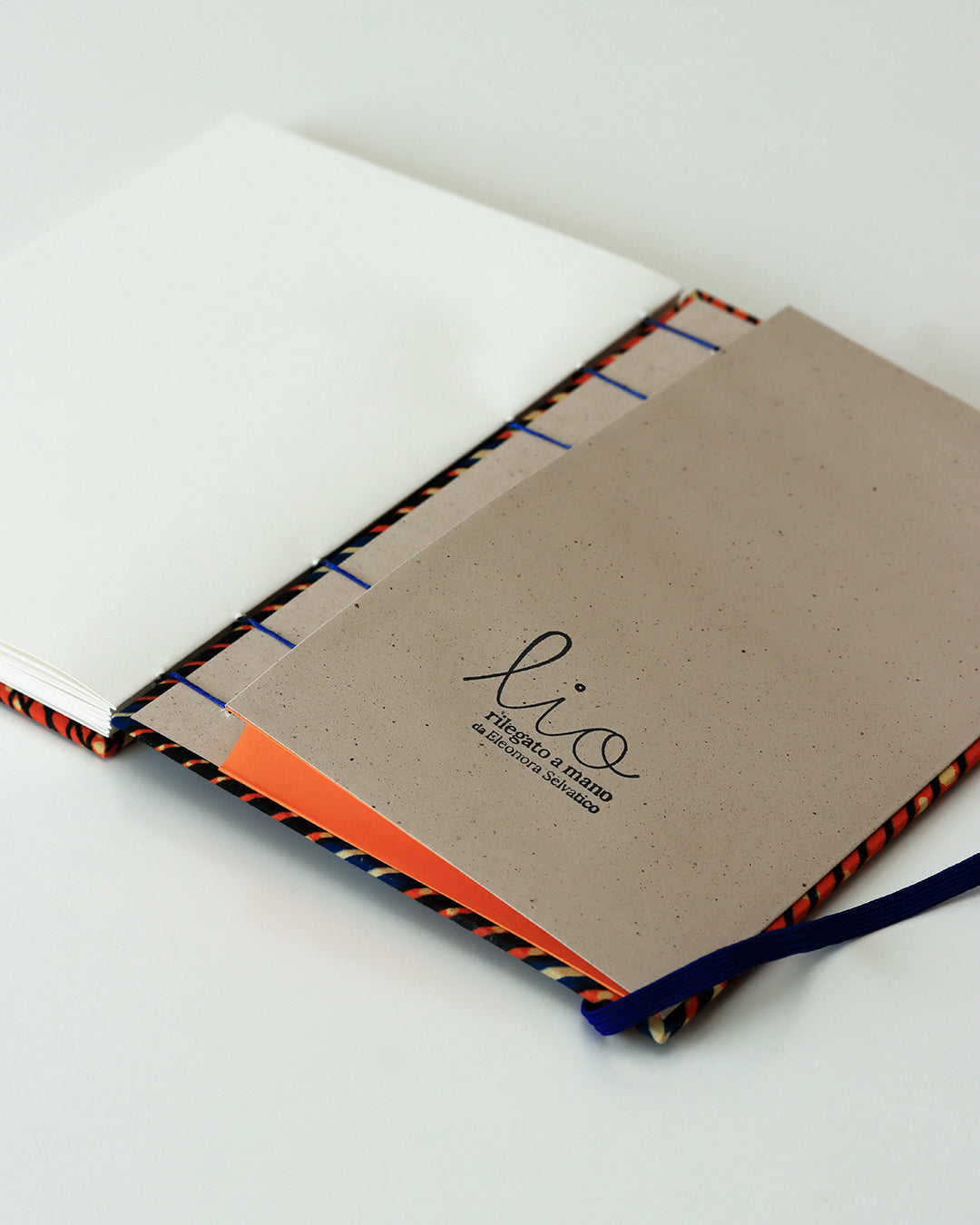 Quaderno A5 wax africano arancioni righe blu e pois beige (elastico e busta)
