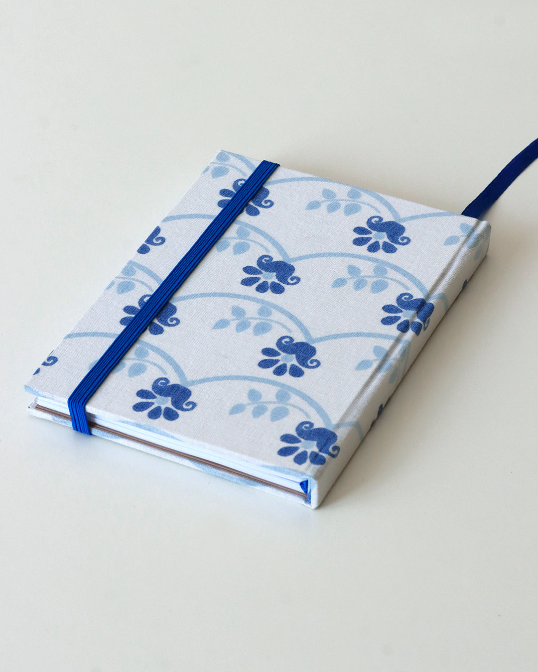 Agenda tascabile perpetua A6, fiori blu su sfondo bianco