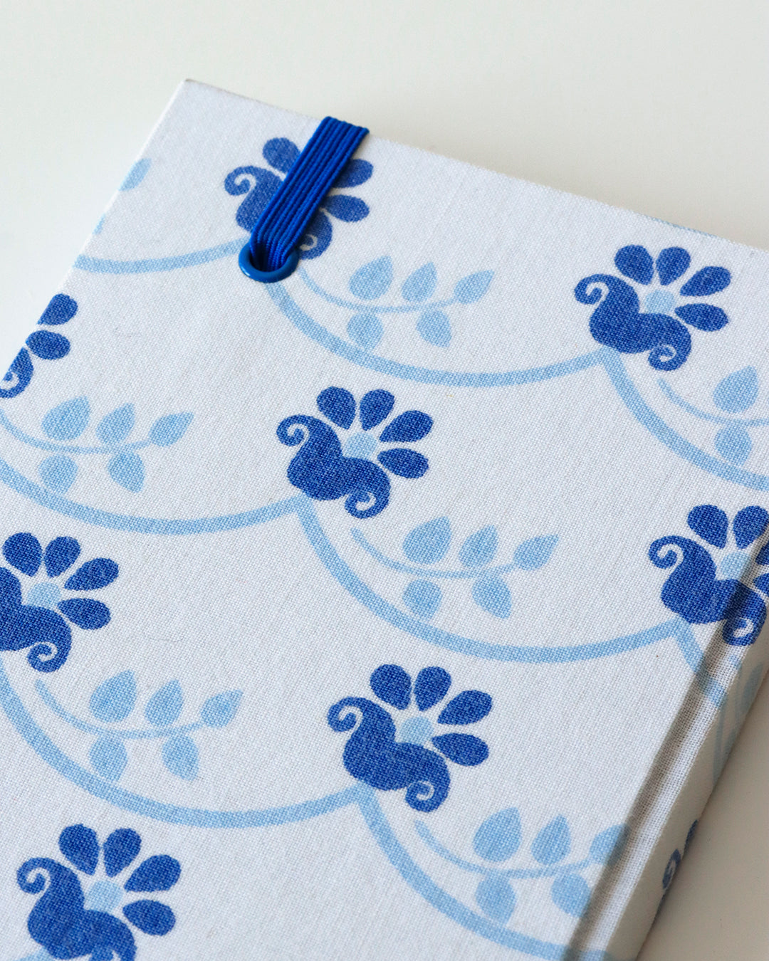 Agenda tascabile perpetua A6, fiori blu su sfondo bianco