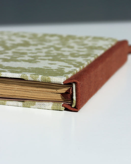 Quaderno A6 dorso quadrato (retto) stile bodoniano kraft avana pois oro e marrone