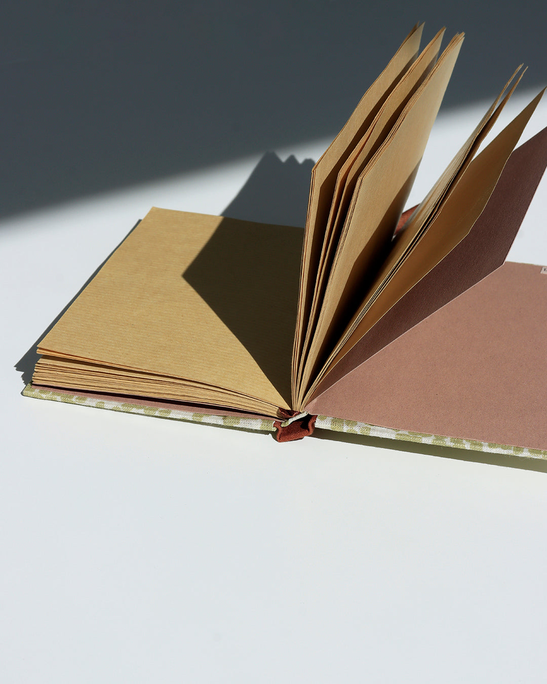 Quaderno A6 dorso quadrato (retto) stile bodoniano kraft avana pois oro e marrone
