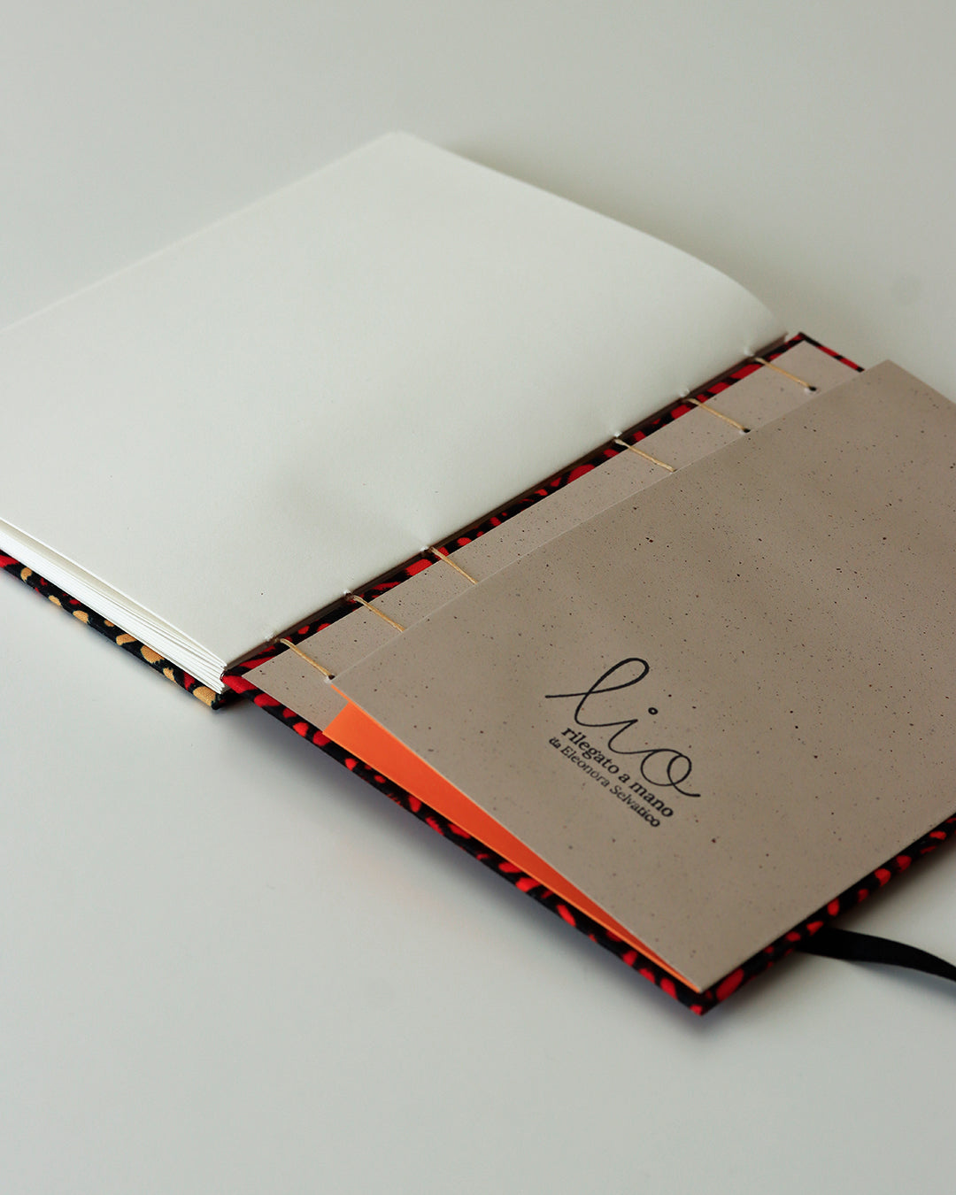 Quaderno A5 wax africano rosso e arancione lava (elastico e busta)