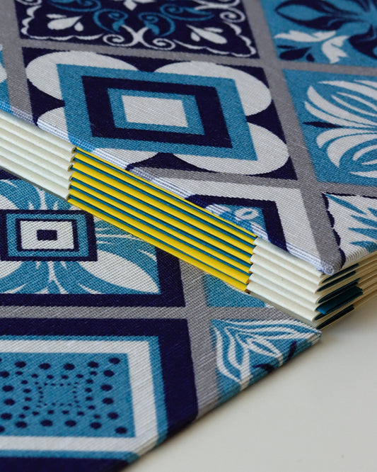 Ricettario formato A5, carta agrumi, maioliche bianco, blu e grigio