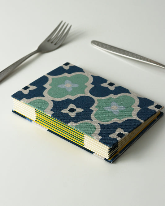 Ricettario formato A6, carta agrumi, rilegatura australiana, piastrelle colorate verde acqua, blu e bianco