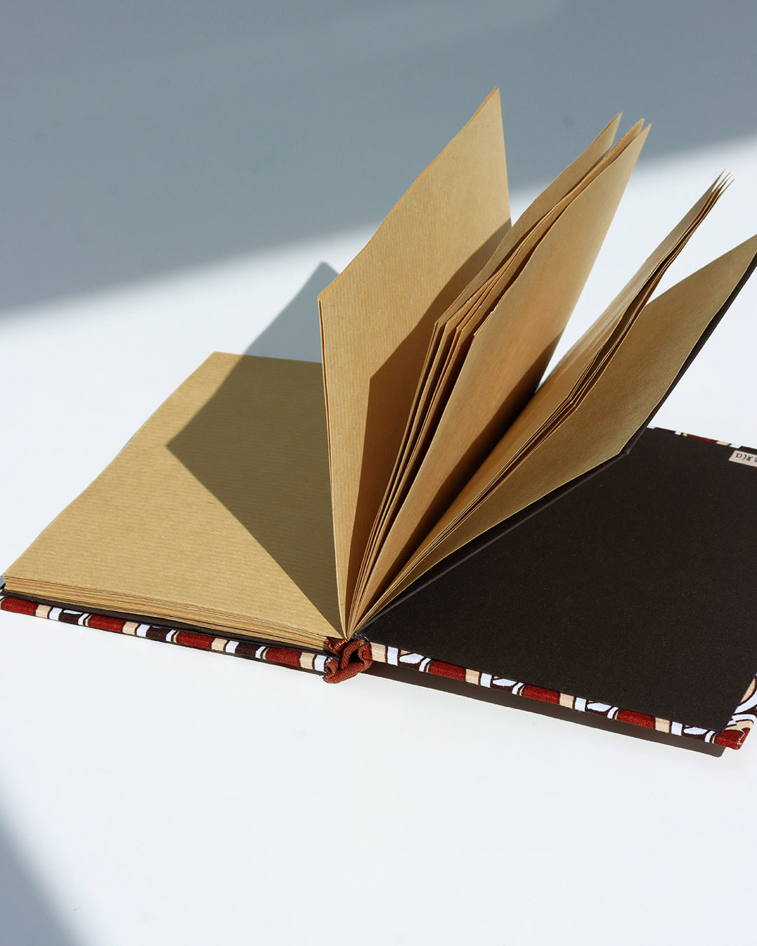 Quaderno A6 dorso quadrato (retto) stile bodoniano kraft avana pois oro e marrone
