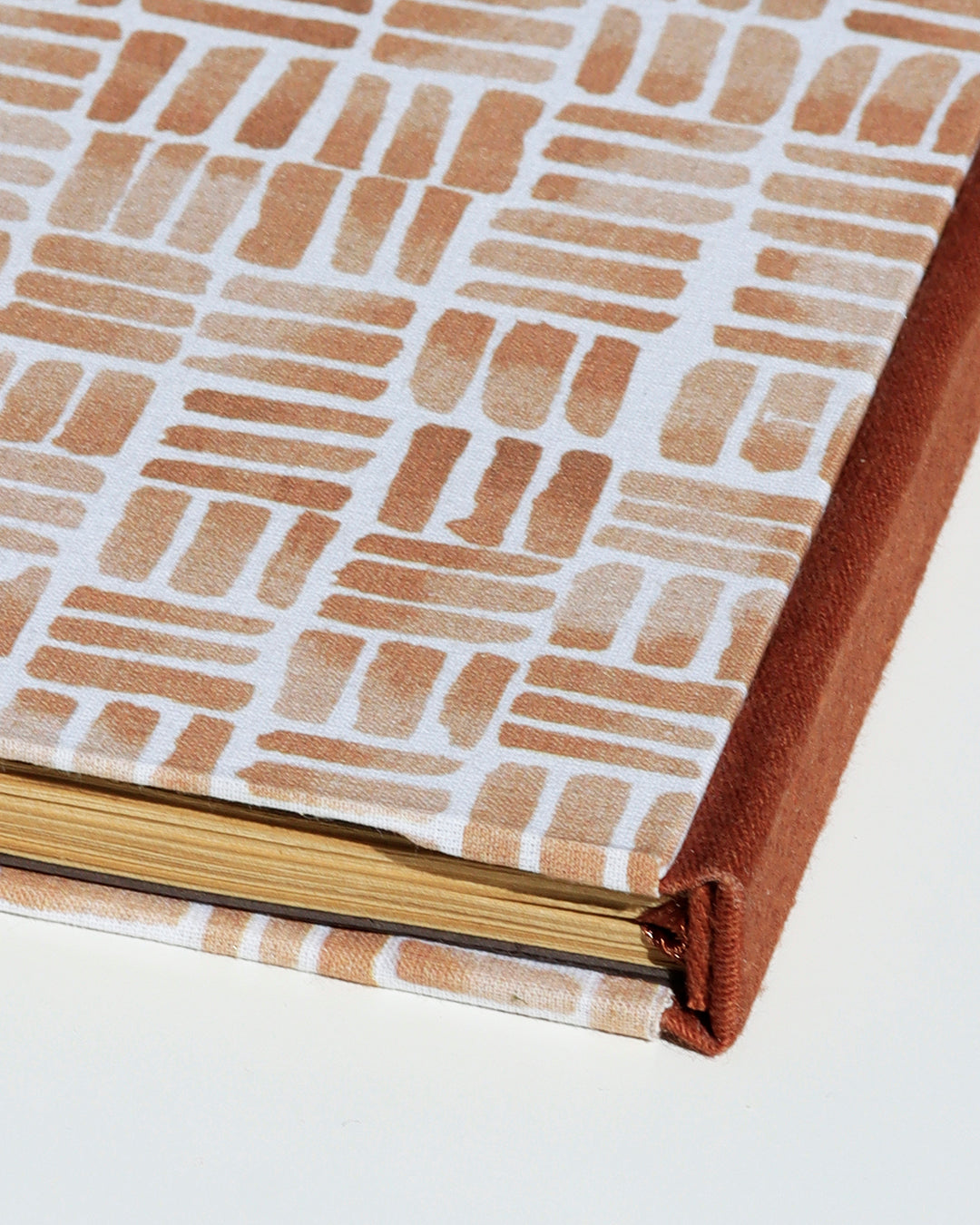 Quaderno A6 dorso quadrato (retto) stile bodoniano kraft avana marrone linee geometriche