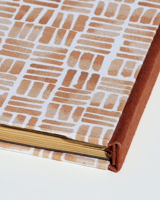 Quaderno A6 dorso quadrato (retto) stile bodoniano kraft avana marrone linee geometriche