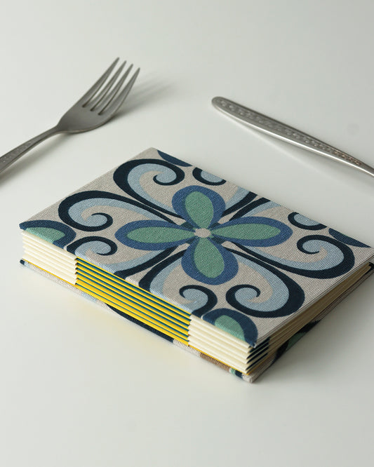 Ricettario formato A6, carta agrumi, rilegatura australiana, piastrelle colorate verde acqua, blu, bianco e beige