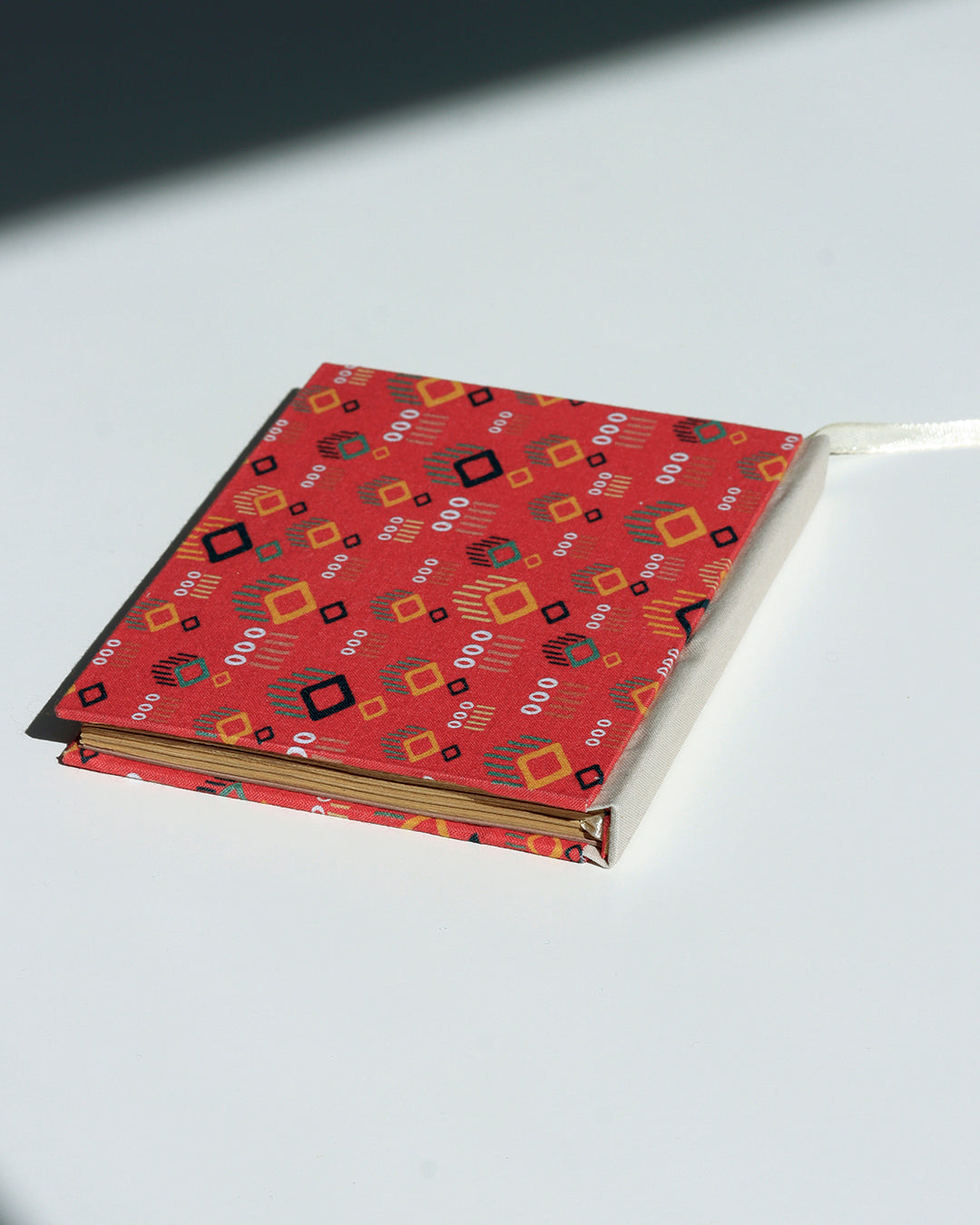 Quaderno A6 dorso quadrato (retto) stile bodoniano kraft avana rosso-marrone figure geometriche