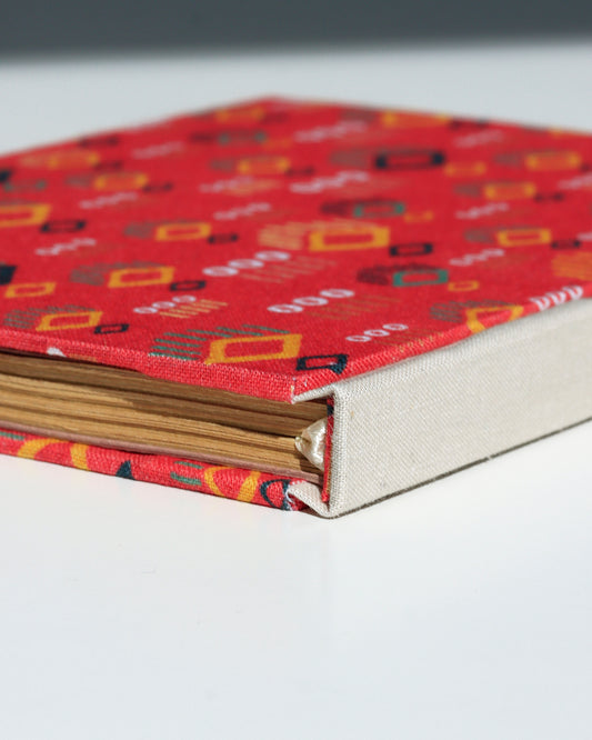 Quaderno A6 dorso quadrato (retto) stile bodoniano kraft avana rosso-marrone figure geometriche