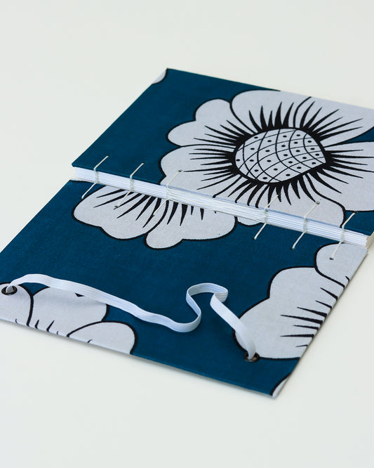 Quaderno A5 wax africano fiore ananas bianco e nero su blu petrolio (elastico e busta)