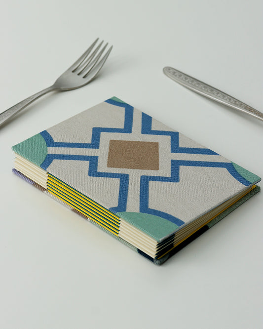 Ricettario formato A6, carta agrumi, rilegatura australiana, piastrelle colorate verde acqua blu, bianco, beige, grigio, lilla