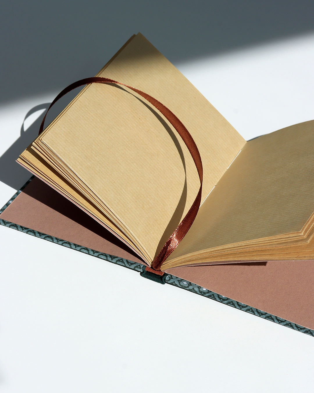 Quaderno A6 dorso quadrato (retto) stile bodoniano kraft avana scudi geometrici verde e marrone