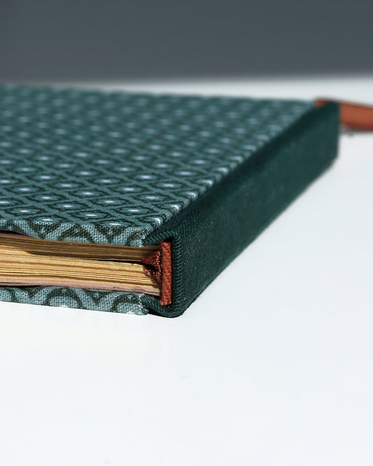 Quaderno A6 dorso quadrato (retto) stile bodoniano kraft avana scudi geometrici verde e marrone