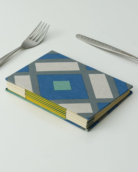 Ricettario formato A6, carta agrumi, rilegatura australiana, piastrelle colorate blu, grigio, verde acqua e bianco