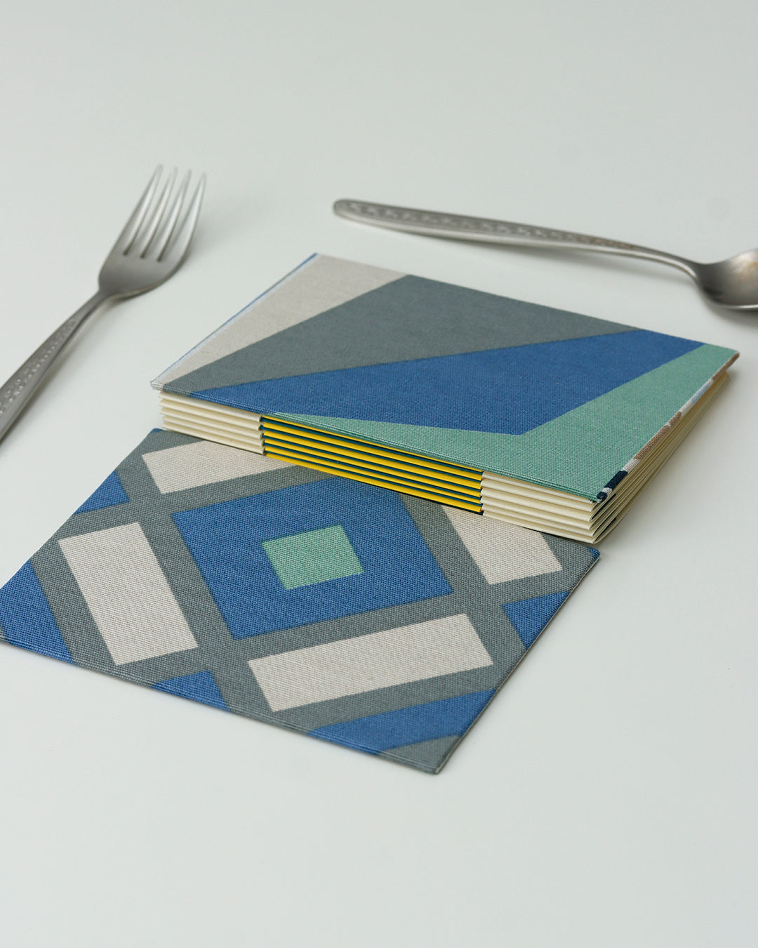 Ricettario formato A6, carta agrumi, rilegatura australiana, piastrelle colorate blu, grigio, verde acqua e bianco