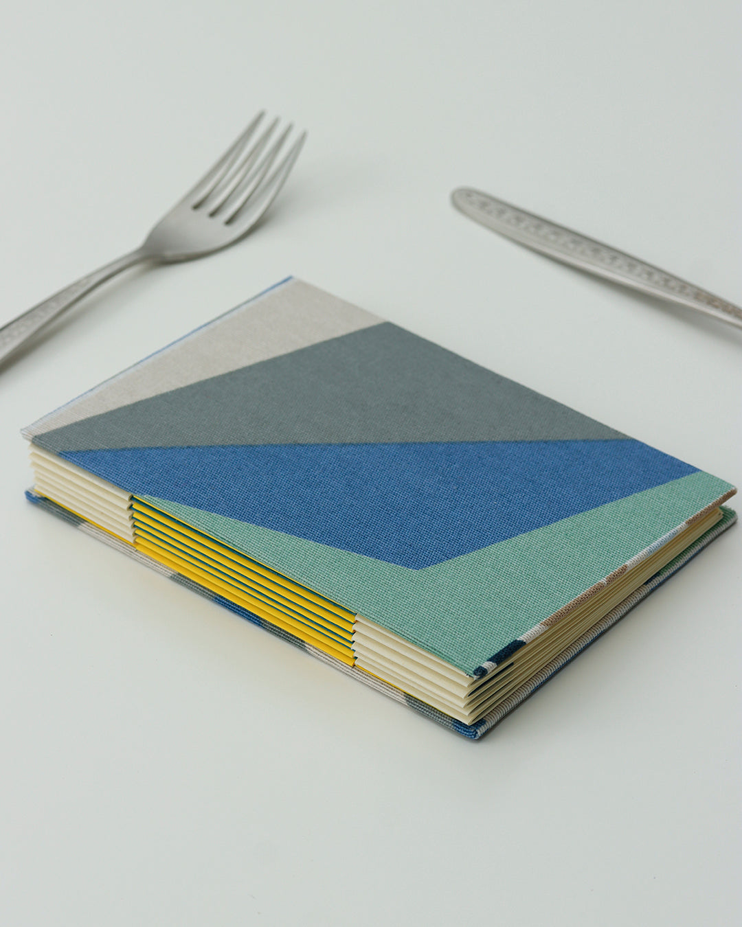 Ricettario formato A6, carta agrumi, rilegatura australiana, piastrelle colorate blu, grigio, verde acqua e bianco