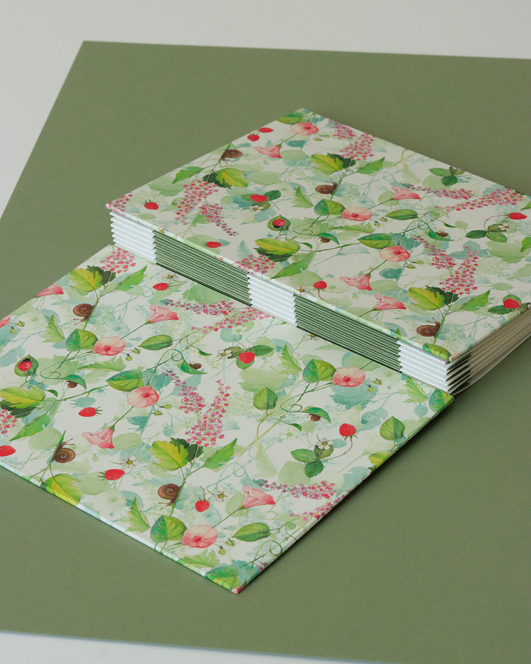 Quaderno A5 botanico Acquarello e Collage Fragole, lillà e belle di giorno