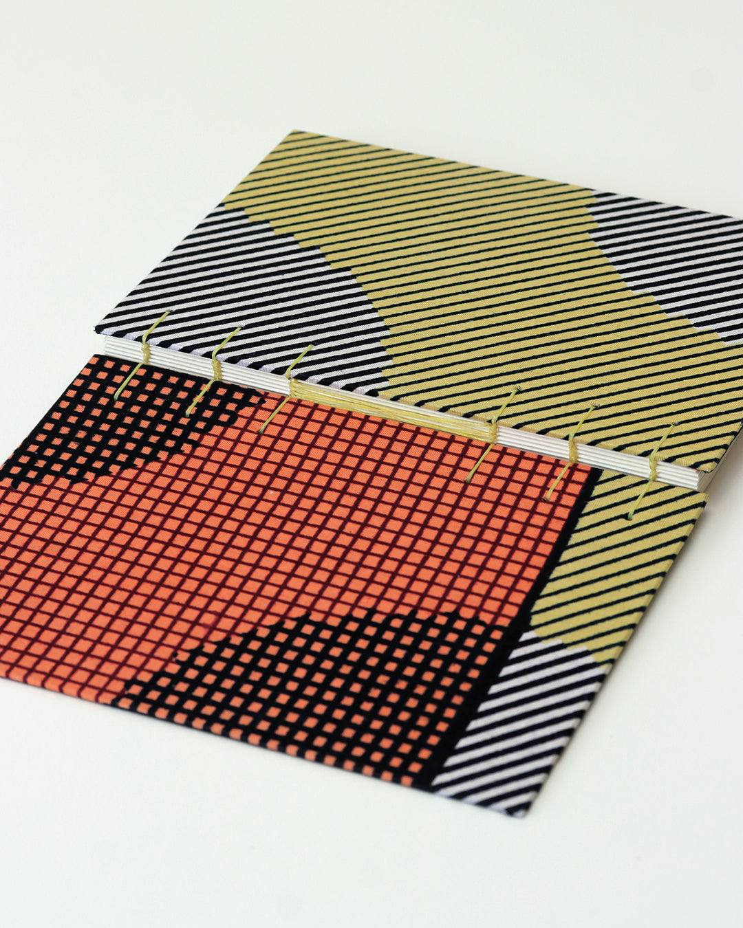 Quaderno A5 wax africano rigato giallo, salmone, bianco e nero