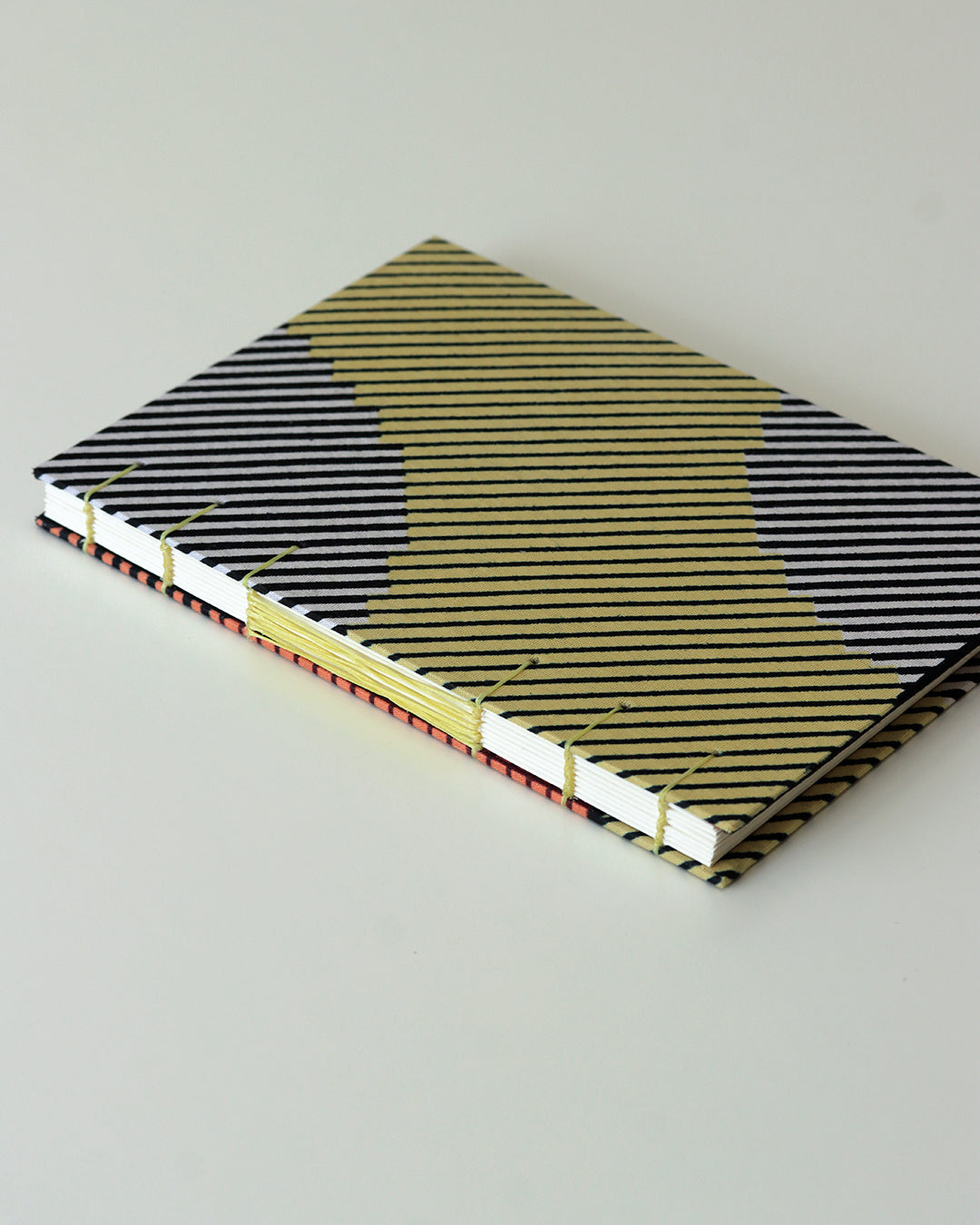 Quaderno A5 wax africano rigato giallo, salmone, bianco e nero