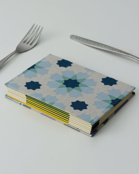 Ricettario formato A6, carta agrumi, rilegatura australiana, piastrelle colorate verde acqua, blu, bianco, lilla e grigio