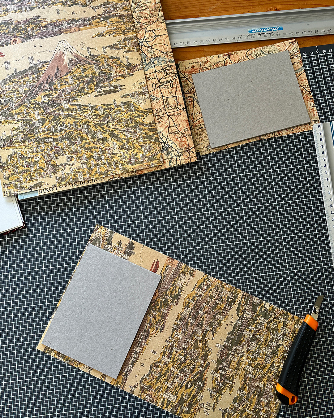 Album cartoline (illustrate) con mappa vintage giapponese, periodo Evo II