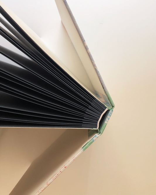 Album grande fotografia | pagine di guardia divise | fiore pennellato azzurro