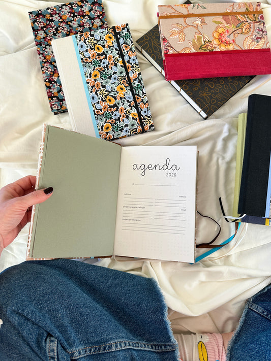 Agenda 2026 righe di caffè (dorso arrotondato con elastico e busta)