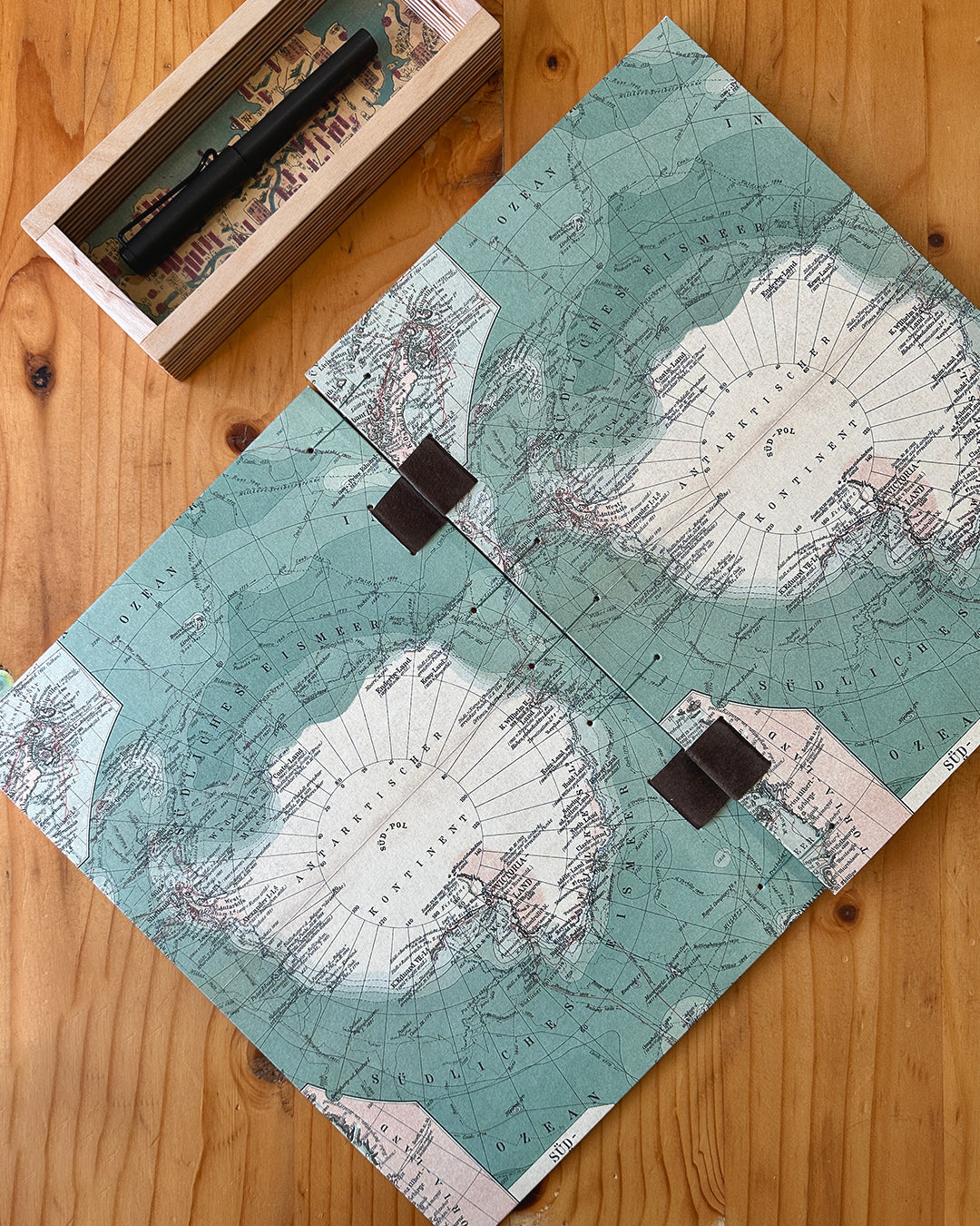 Quaderno da scrivania A4 con carta di birra Pilsner e mappa geografica vintage del Polo Sud 1900