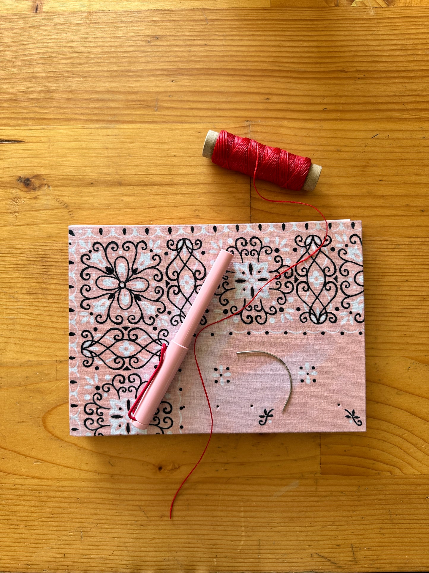 Quaderno disegno mixed media bandana rosa e rosso