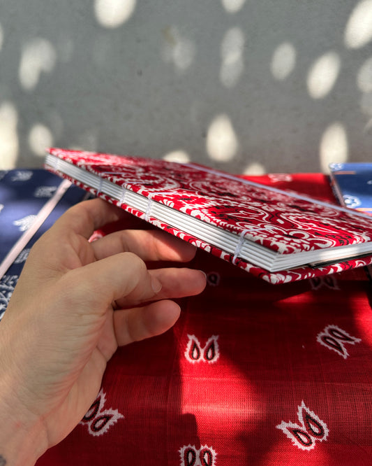 Quaderno disegno mixed media bandana rossa (elastico e busta)