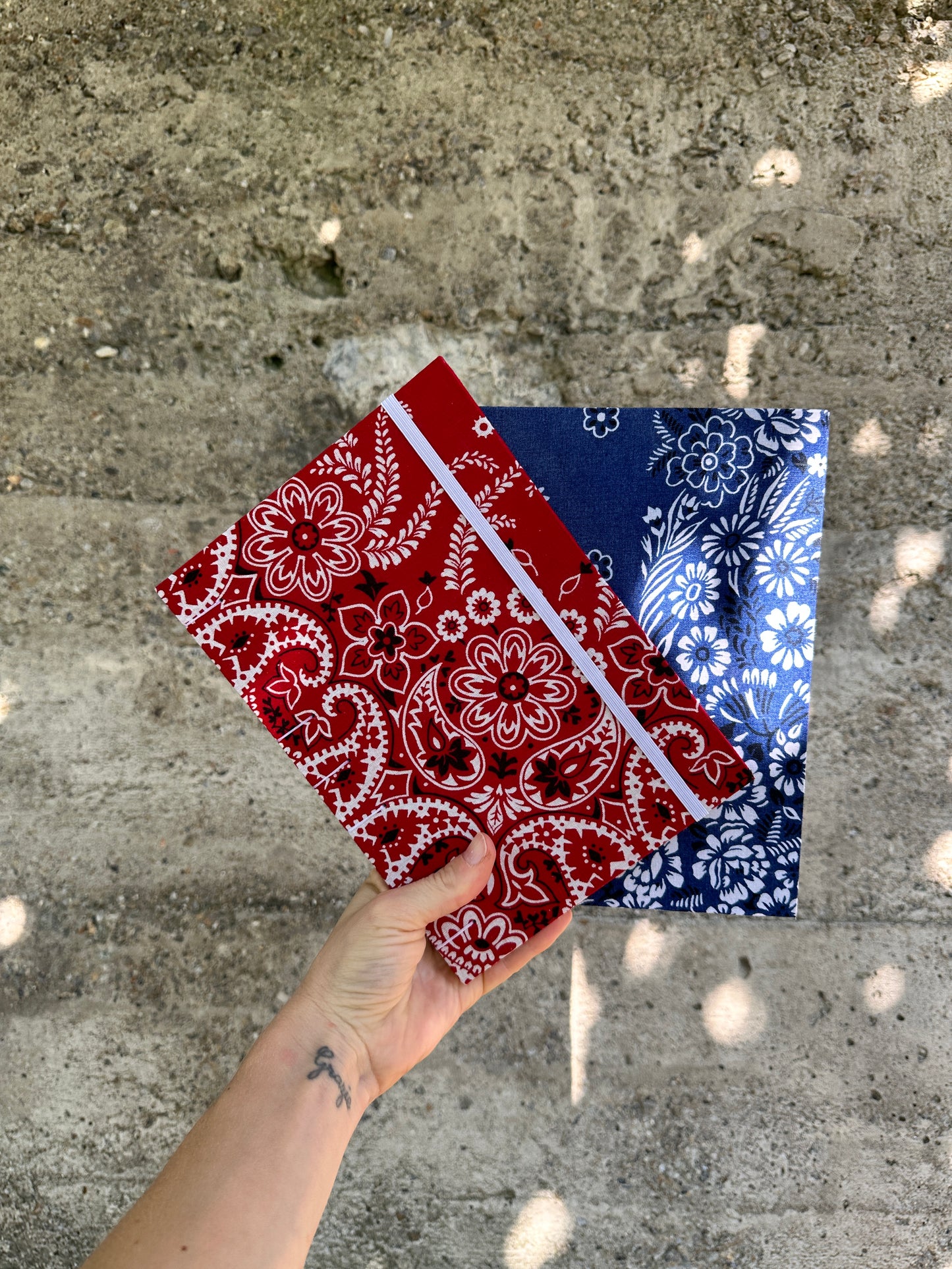 Quaderno disegno mixed media bandana rossa (elastico e busta)