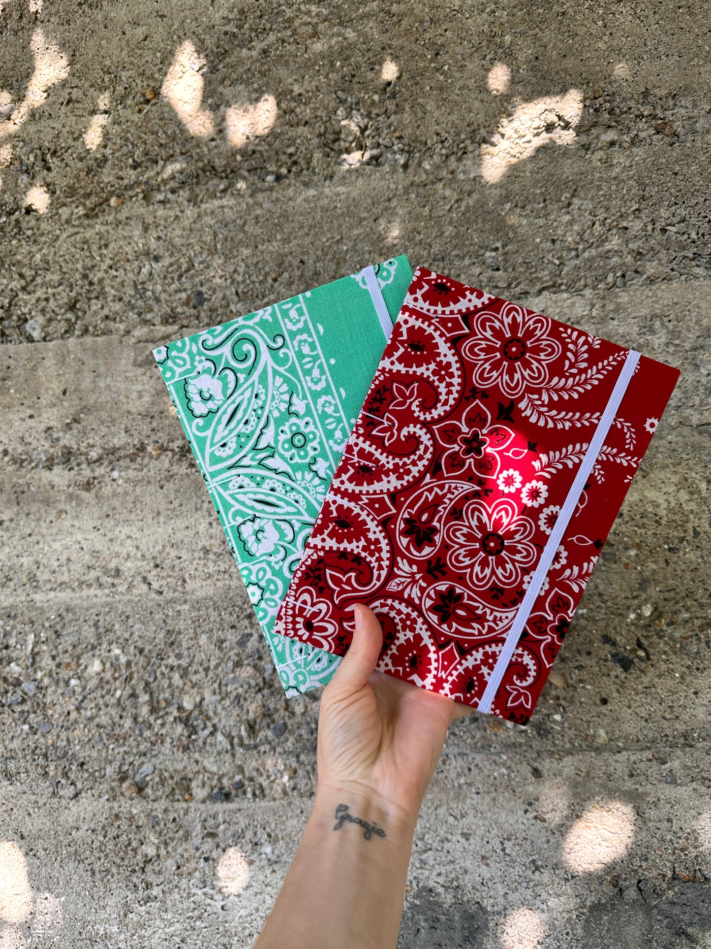 Quaderno disegno mixed media bandana rossa (elastico e busta)